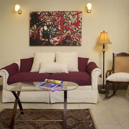 Ground Floor Apartment Located In Hometown, 5 Min Walk To The Beach Сент-Джеймс Экстерьер фото
