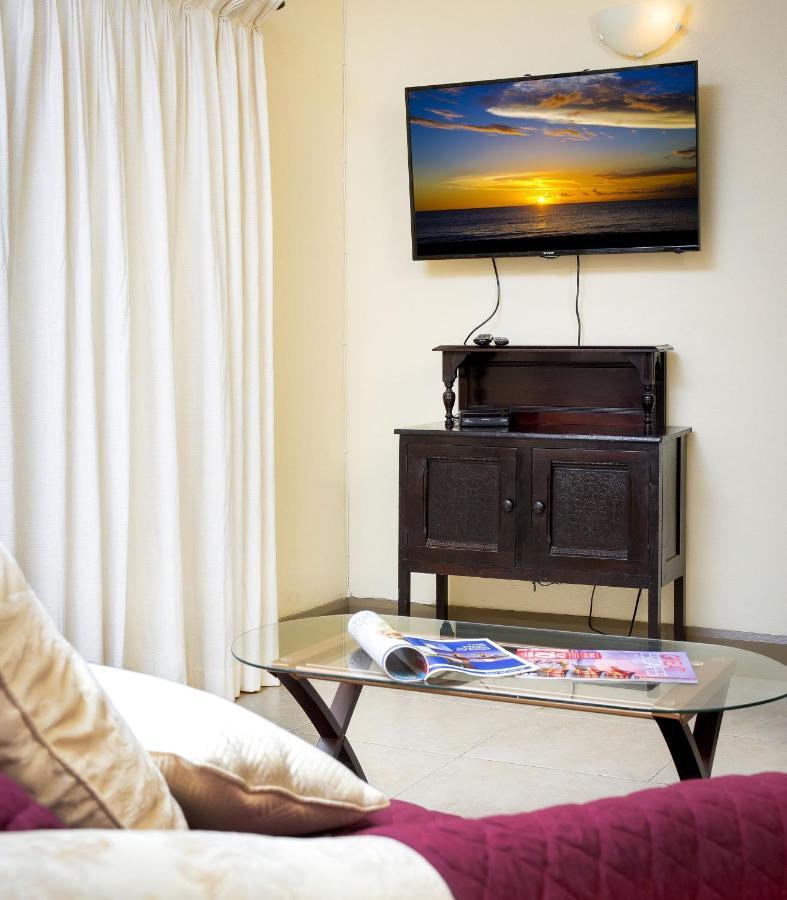 Ground Floor Apartment Located In Hometown, 5 Min Walk To The Beach Сент-Джеймс Экстерьер фото