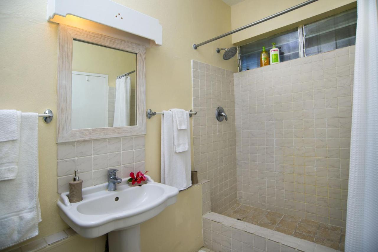 Ground Floor Apartment Located In Hometown, 5 Min Walk To The Beach Сент-Джеймс Экстерьер фото