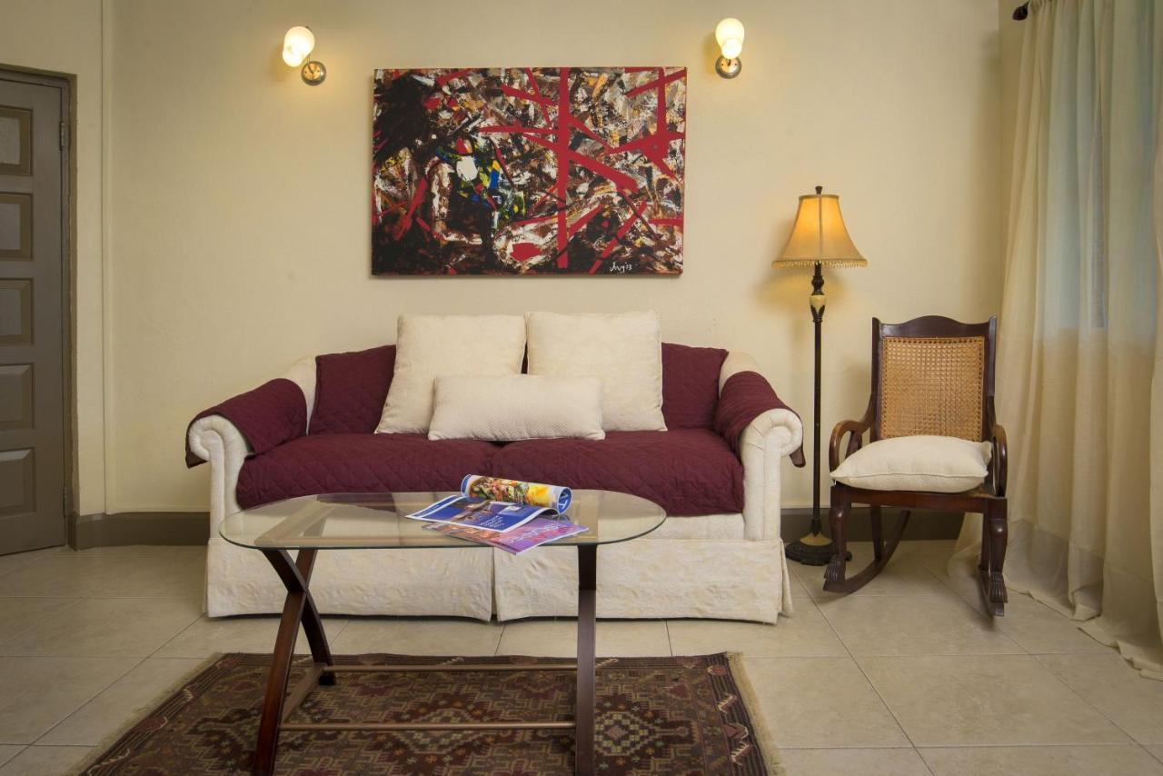Ground Floor Apartment Located In Hometown, 5 Min Walk To The Beach Сент-Джеймс Экстерьер фото
